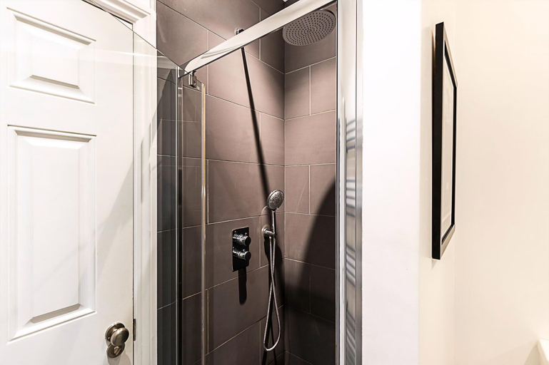 Bathroom 3, Rustic and Contemporary Haven in Brixton, London