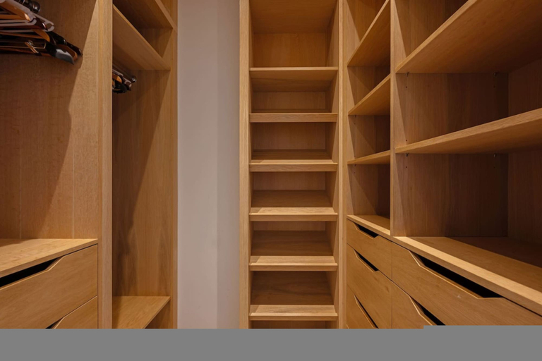 Room 5, Presidential Residence 14ft High Ceilings, London