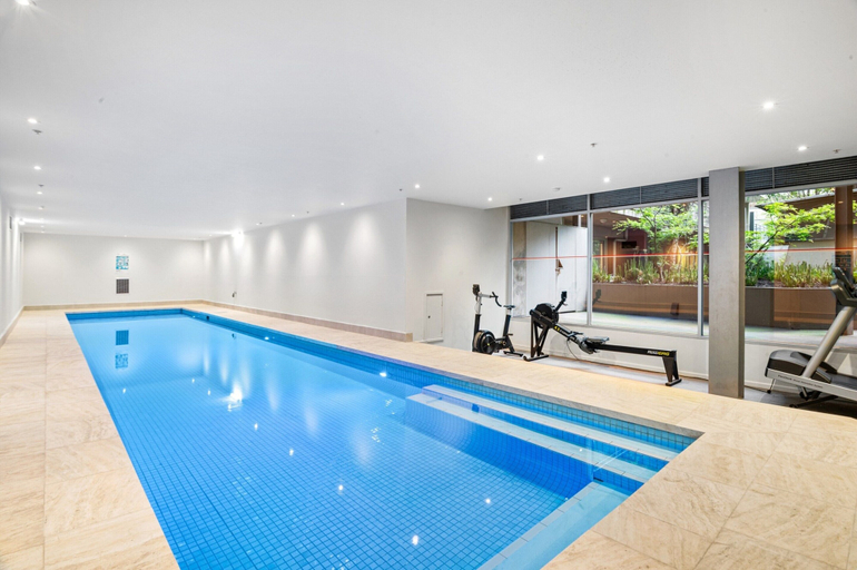 Pool, Peaceful 2-Bed Apartment with Gym & Pool, Melbourne