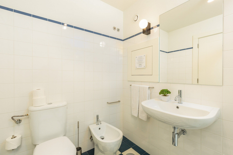 Bathroom 2, Apartment in Porto With Balcony, Porto