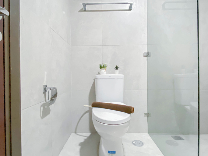 Bathroom 3, Warm Tone Studio At Pollux Chadstone Apartment, Cikarang