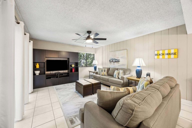 Primary image, 2070 Beachwood, Nassau