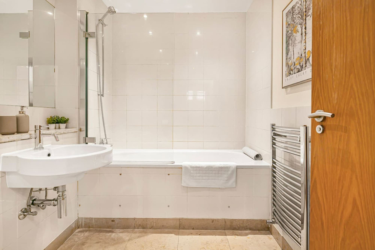 Room 2, Stylish Hyde Park 2-bed Step-free Pet Friendly, London