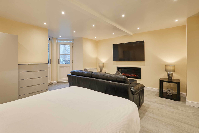 Room 2, Host Stay Ross View Basement Apartment, North Yorkshire