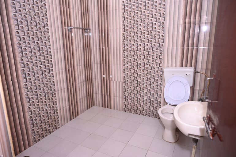 Bathroom 4, Hotel Pavitri I Near Kashi Vishwanath Temple, Varanasi