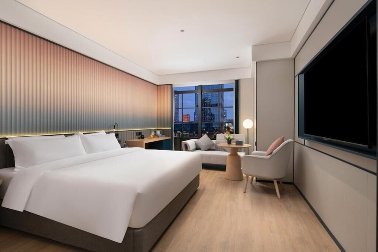 Room 2, Guangzhou Chimelong Expo Center Jincheng Hotel, Guangzhou