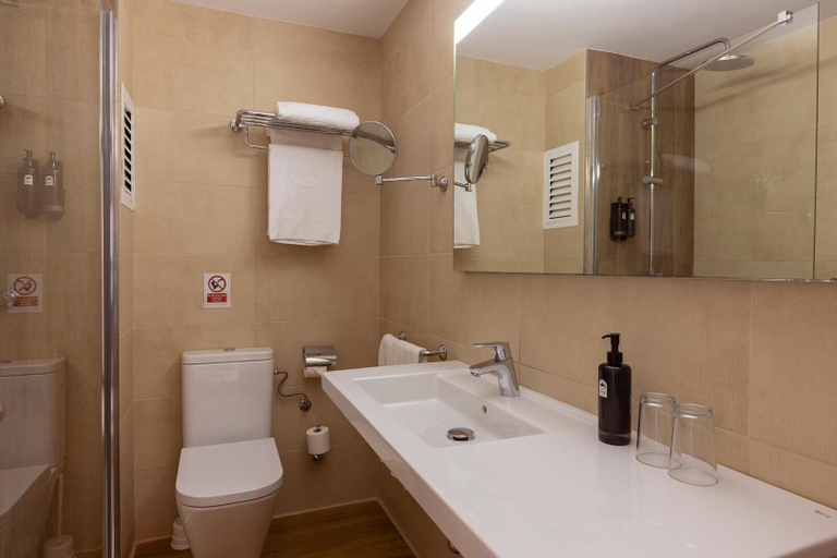 Bathroom 5, Invisa Hotel Ereso All Inclusive, Baleares