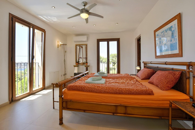 Room 3, Villa in Santanyi With Private Pool & BBQ, Baleares