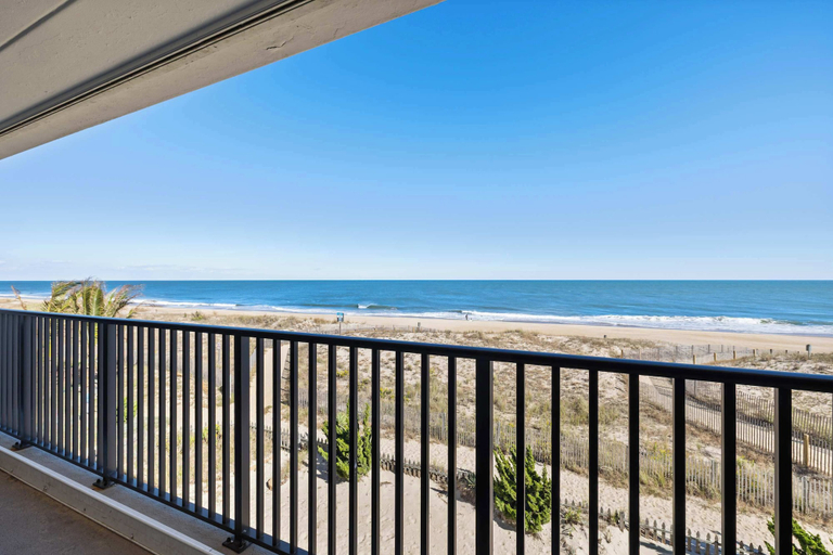 Interior 5, Mariner 1 3M Oceanfront 2BR Condo, Balcony Views & Modern Comfort, Worcester