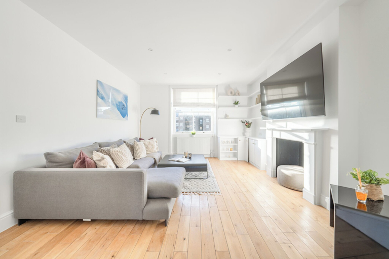 Living area 4, Hyde Park 3BR Retreat by Marble Arch, London