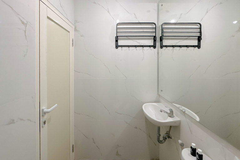Bathroom 2, Wonderful Design Studio At Bale Hinggil Apartment, Surabaya