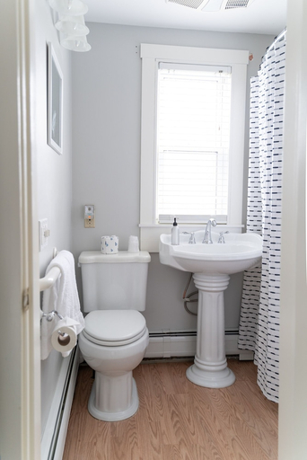 Bathroom 4, Sunset Hill House, Grafton