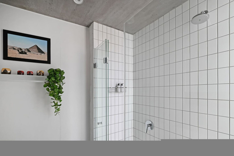 Room 4, Modern Living Mountain Ocean View 100m to Beach, City of Cape Town