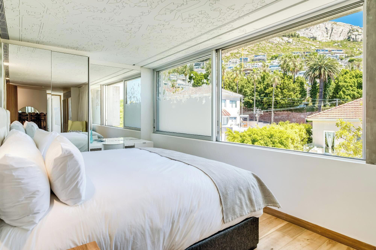 Room 5, Opulent Spacious Fresnaye Sea View Leonotis Villa, City of Cape Town