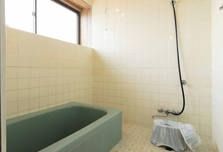 Bathroom 3, Tsubakihausu, Kōzaki