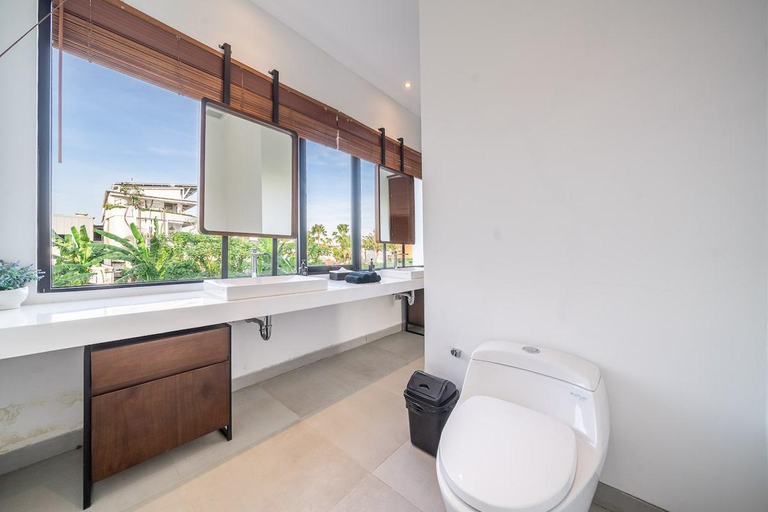 Bathroom 4, Lima House – 3BR Villa Walk to Batu Bolong Beach, Badung