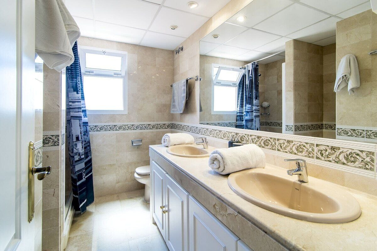 Bathroom 3, LBP - 3 Bedroom Penthouse in Nueva Andalucia, Málaga