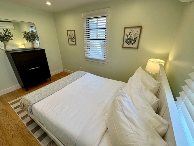 Room 4, Prime Location! Renovated House! 6 Bed/4 Bath, Newport