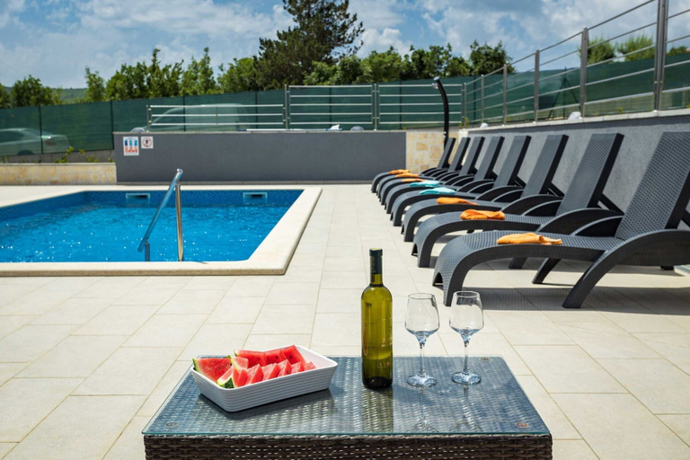 Pool 3, Well-appointed Holiday Home in Salakovci, Labin