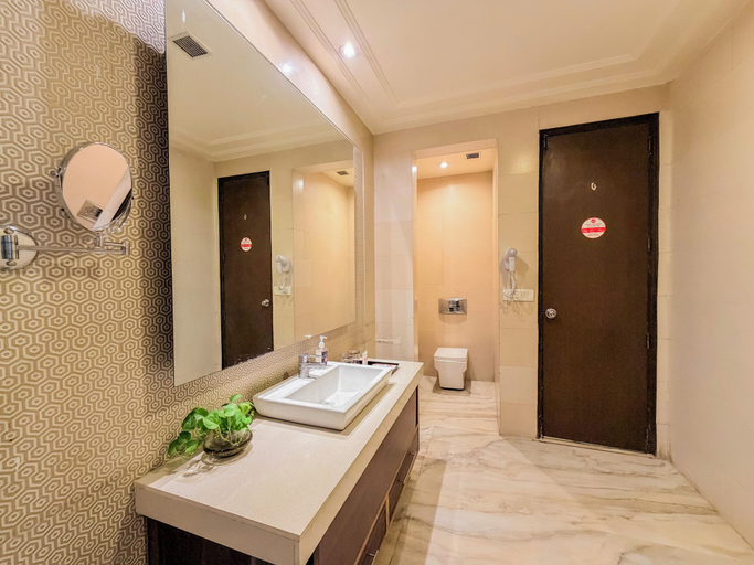 Bathroom 4, Spree Hotel Meerut, Meerut