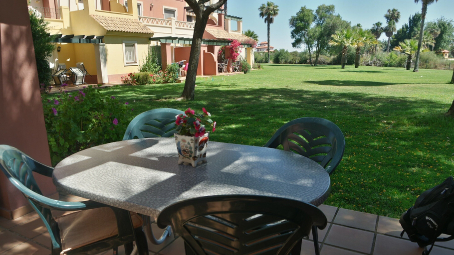 Outdoor dining 3, Family Poolside Apartment, Huelva