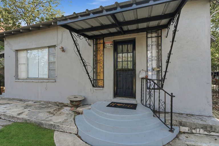 Room 4, Spacious 2BR Duplex Near Downtown San Antonio, Bexar