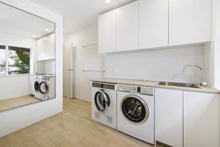 Bathroom 3, Spacious 5-bed Beach House With Ocean View, Pittwater