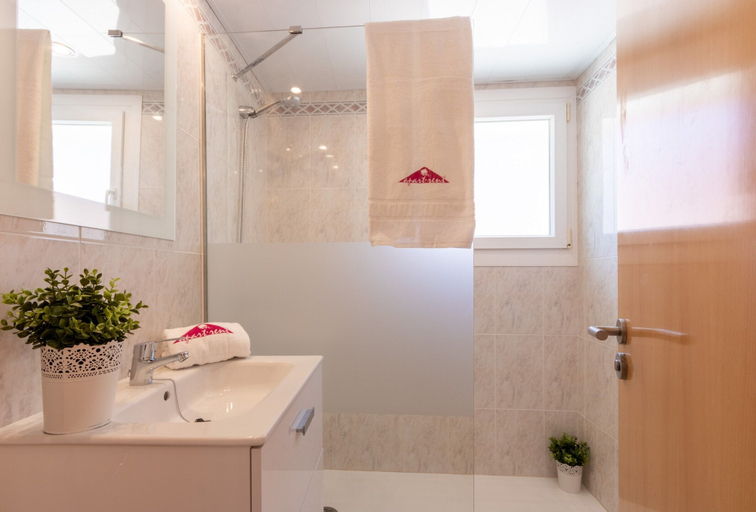 Bathroom 5, Apartment in Empuriabrava Near Sandy Beach, Girona