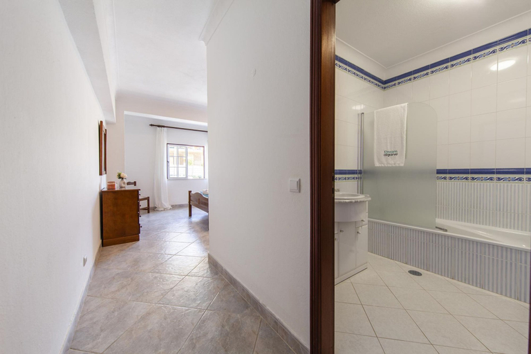 Room 4, W 01 - Bedroom 1 in Topside Luz Guesthouse, Lagos