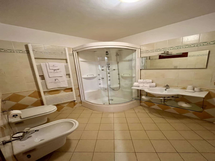 Bathroom 3, Elegant Villa With hot Tub, Views, Ascoli Piceno