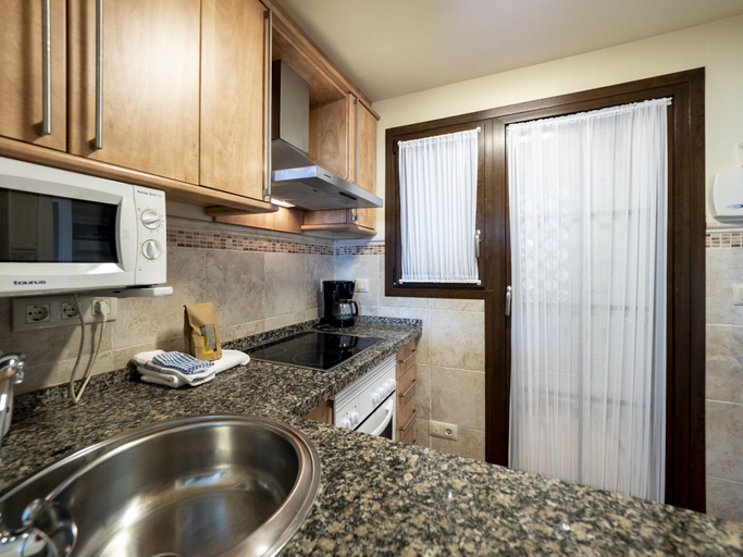 Private kitchen 3, Beachfront Apartment With Pool, Huelva