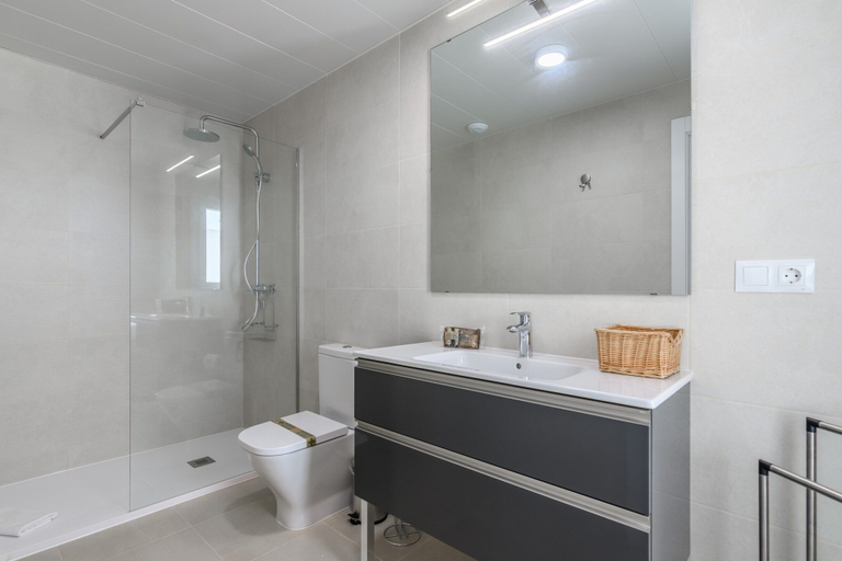 Bathroom 4, Elegant Home by Haraganes Beach, Huelva