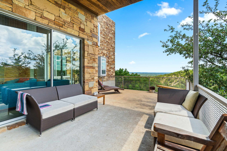 Room 4, Luxury 4BR Hilltop Retreat With Scenic Views, Travis