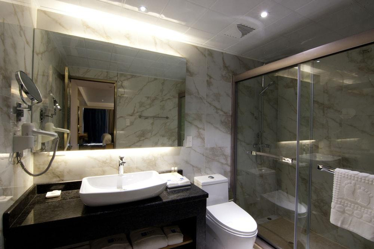 Bathroom 4, LYZ Business Hotel, Lima