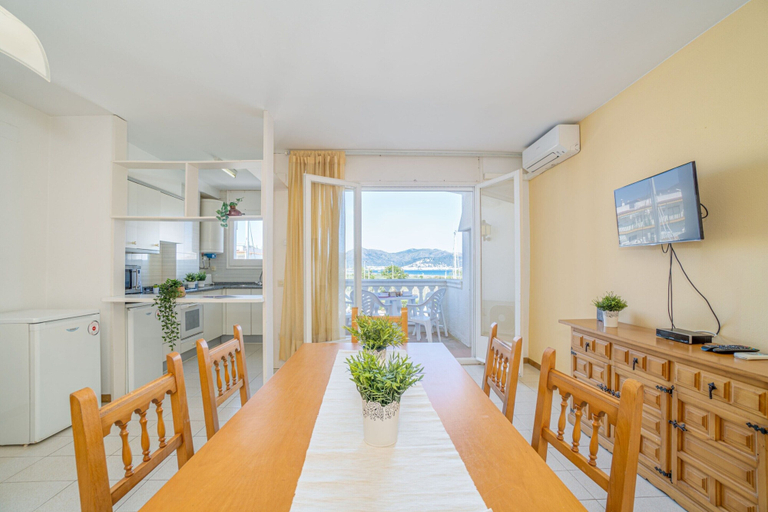 Dining 5, Terrace Apartment Near the Beach, Girona