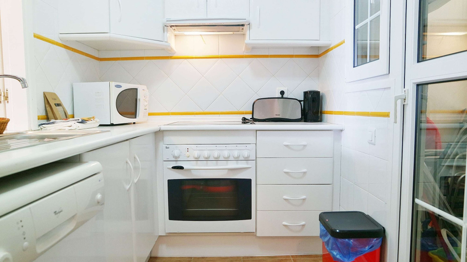 Private kitchen, Family-friendly Stay by the Sea, Huelva