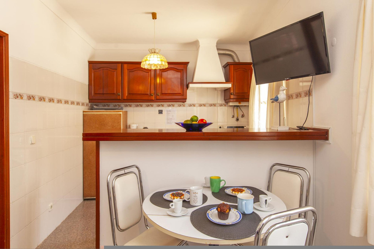 Room 2, A75 - Casa da Ponte 1 Bed Flat in Lagos, Lagos