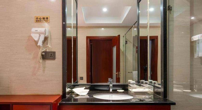 Bathroom 4, Shenzhen Bao Yue Hotel, Shenzhen