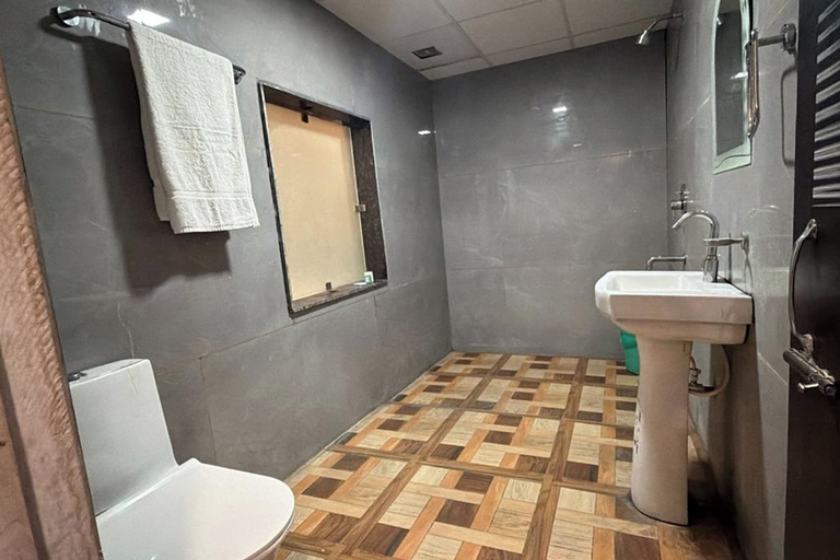 Bathroom 4, Hotel Beubelle, Meerut