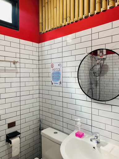 Bathroom 3, The 10 club hostel, Ko Phangan