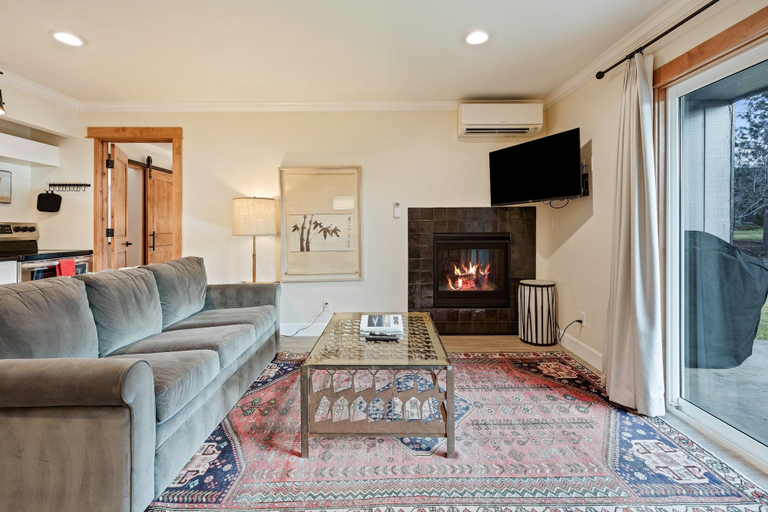 Living area 2, 1565 Nw Wall St 128/129 1 Bedroom Condo, Deschutes