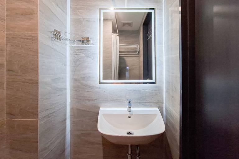 Bathroom 3, Trendy Studio At Collins Boulevard Apartment, Tangerang