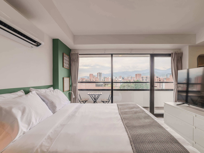 Room 2, w Engaging Loft w Balcony in Laureles, Medellín