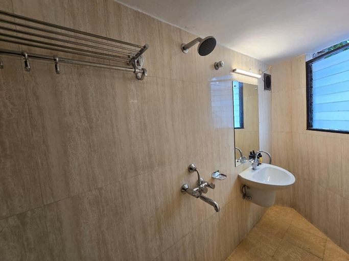 Bathroom 4, Hotel Trimoorti, Kolkata