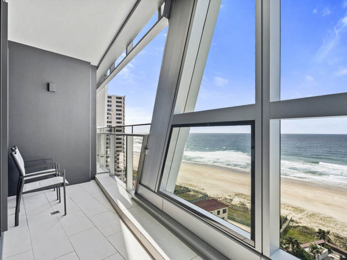 Balcony 3, Luxury Beachfront 1-bed Apartment With Pool & Gym, Gold Coast