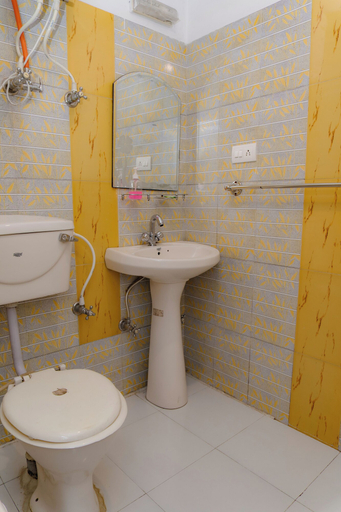 Bathroom 4, Hotel Victoriya palace, Kangra