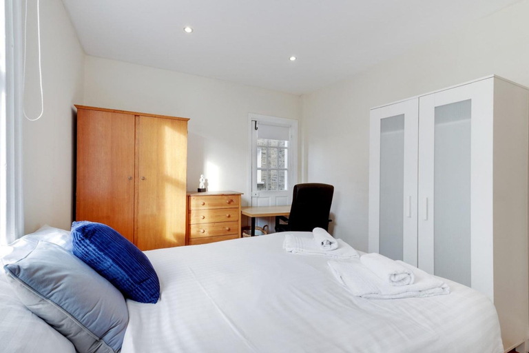 Room 4, Cosy Spacious 2 Double Bedroom- Central Fulham, London