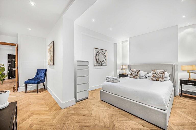 Room 4, Fitzroy Garden - Fitzrovia - by Frankie, London