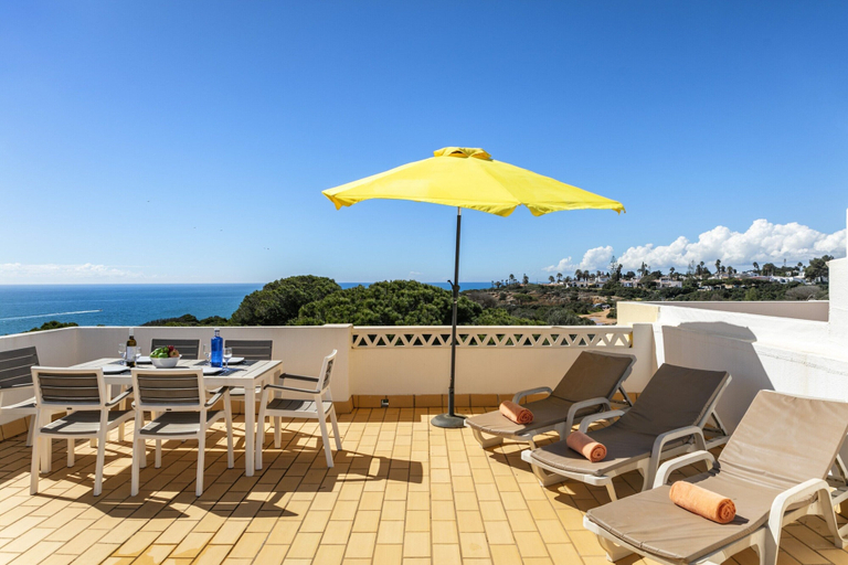 Outdoor dining 4, Family-friendly Coastal Retreat in Benagil, Lagoa