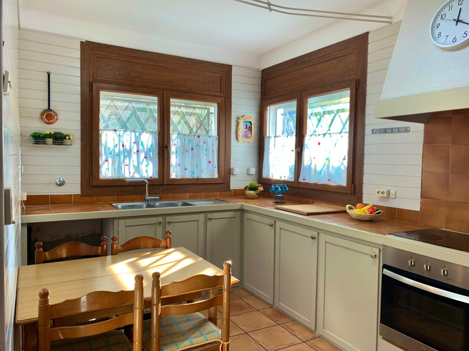 Private kitchen 2, House in Roses With Waterfront Views, Girona